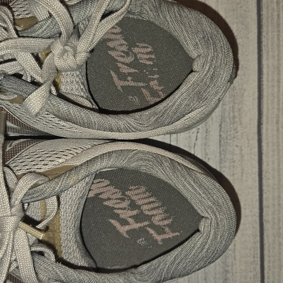 New Balance Women's Fresh Foam Arishi Running Shoes Gray/White/Tan Size 7.5 - Picture 7 of 12